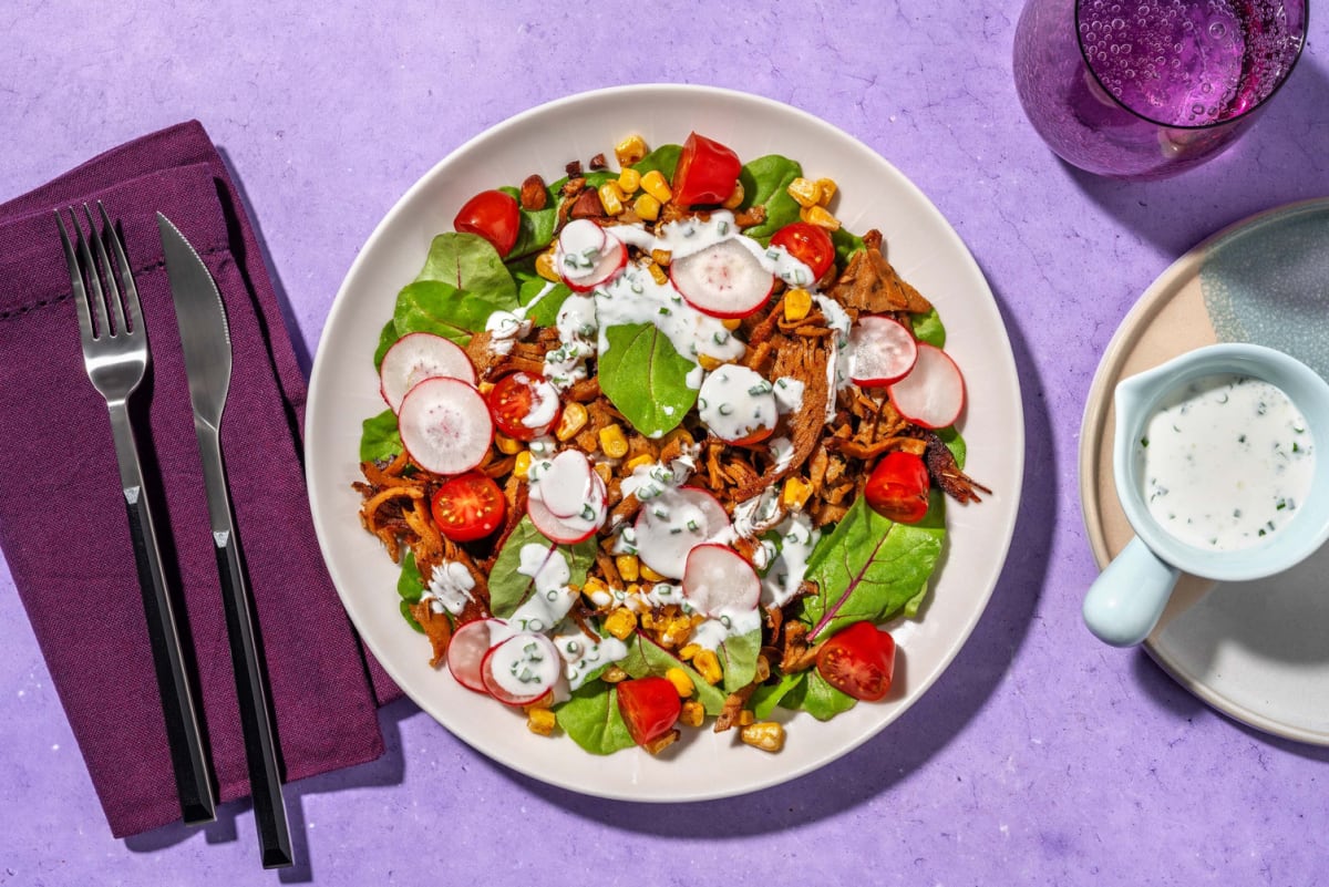 Seitan salad ai ravanelli, yogurt e mandorle