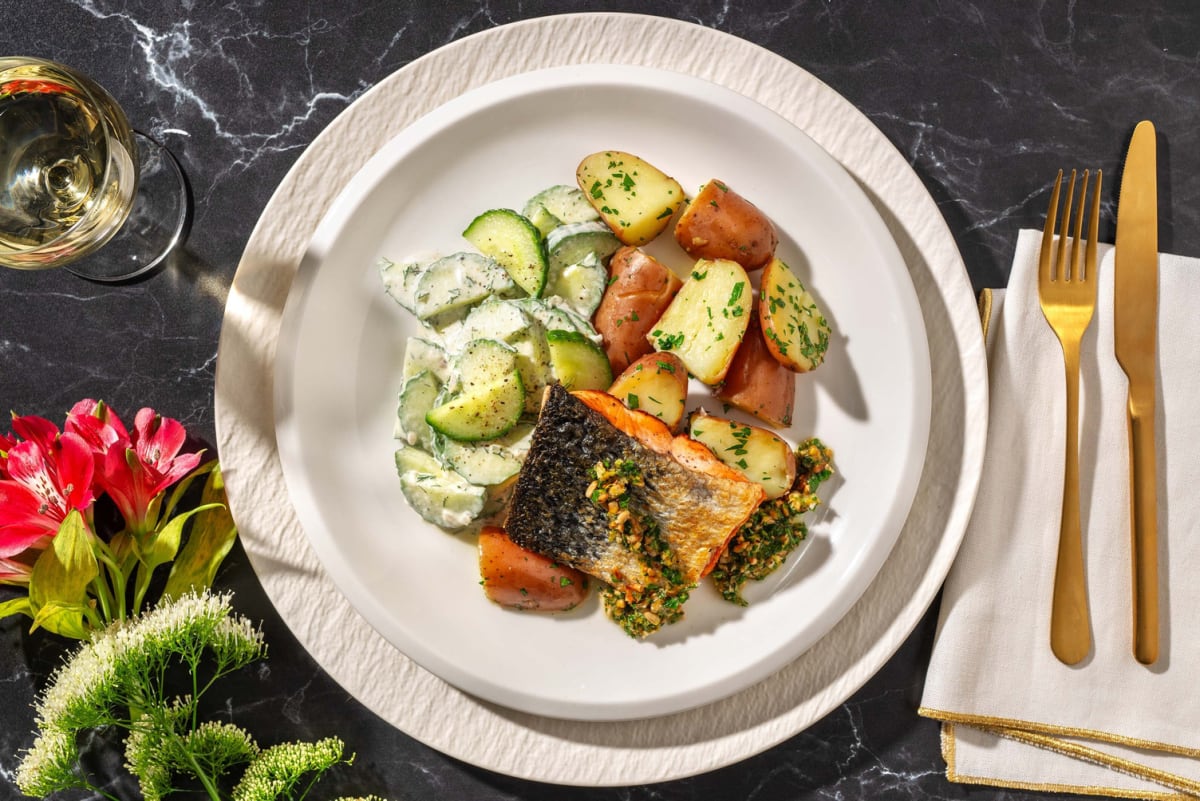 Gebratener Lachs mit cremigem Gurkensalat