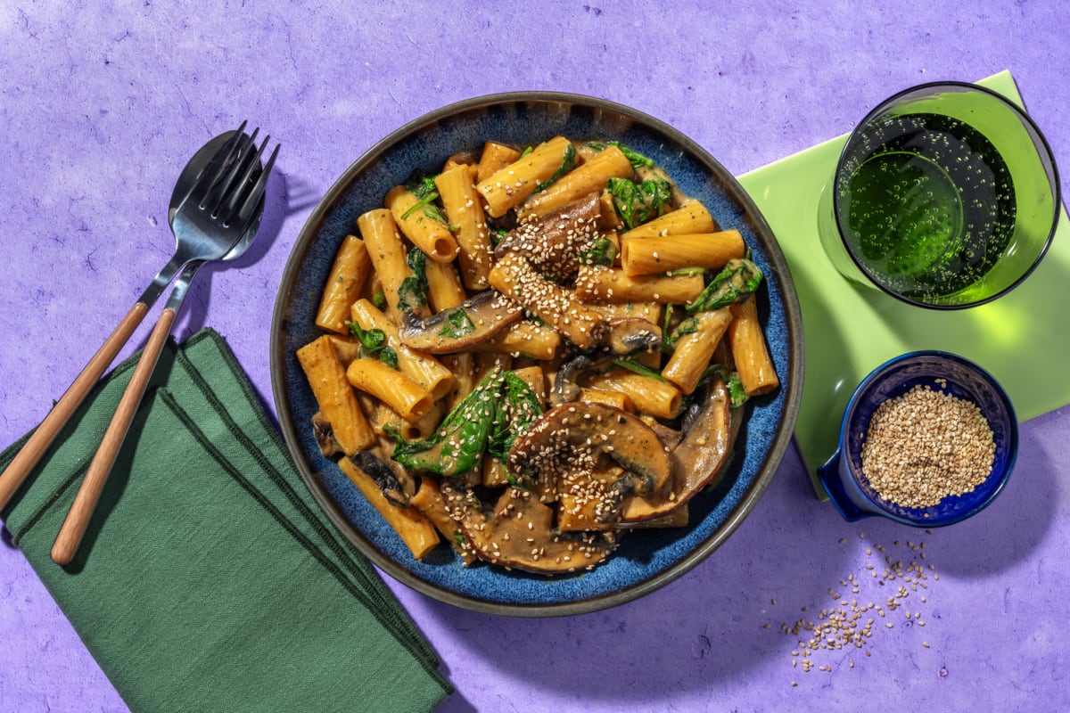 Rigatoni aux épinards frais, miso & champignons