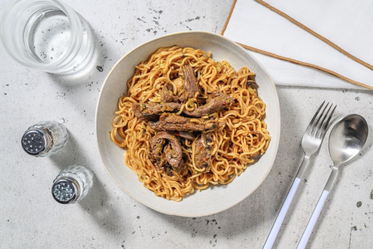 Wok de nouilles sautées au bœuf mariné