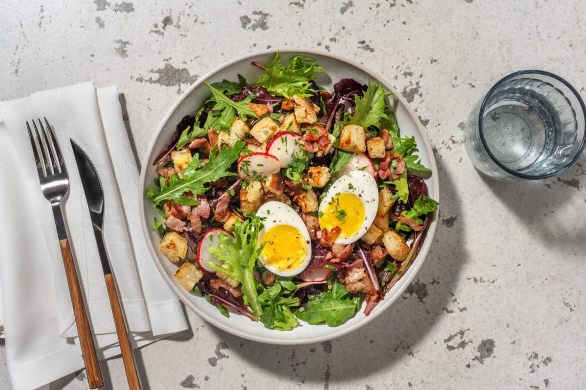 Salade façon lyonnaise au lard & croûtons