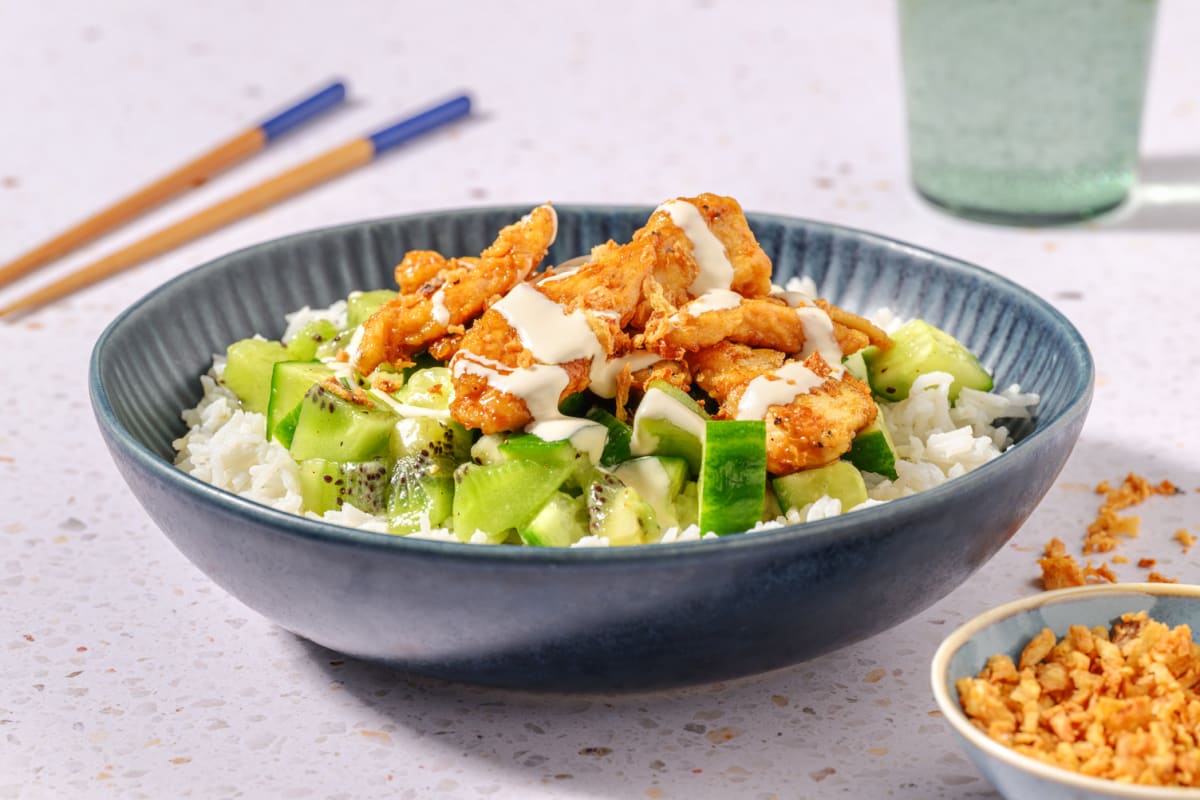 Poké bowl : poulet, kiwi & oignons frits