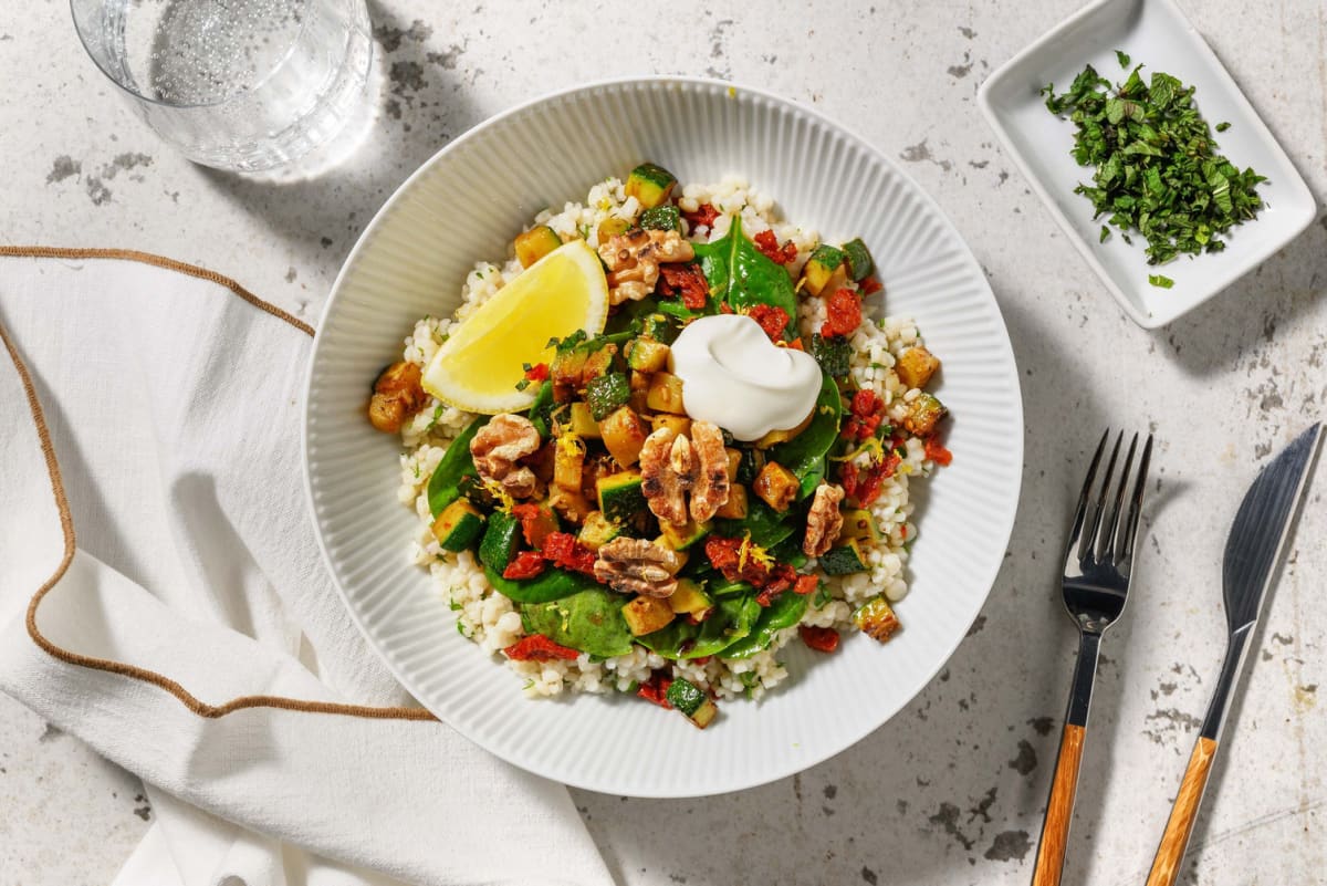 Perlcouscous-Bowl mit geschmorter Zucchini