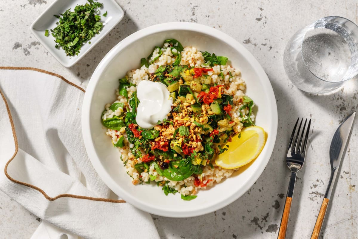 Perlcouscous-Bowl mit geschmorter Zucchini