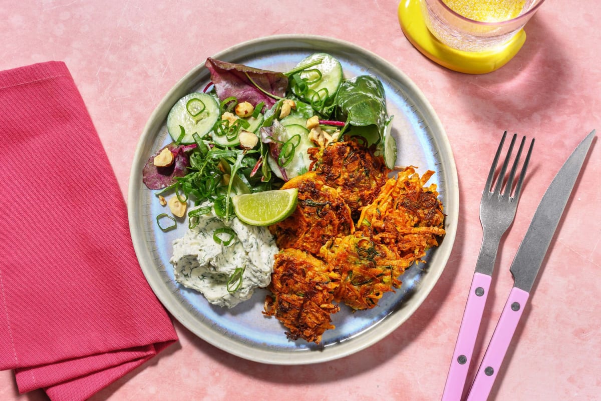 Zucchini-Käse-Puffer mit Petersilien-Dill-Dip