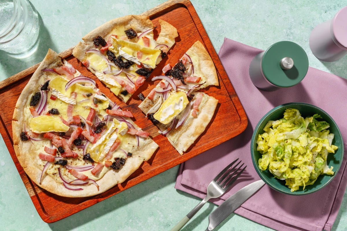 Flammkuchen mit Bacon, Cranberries & Camembert