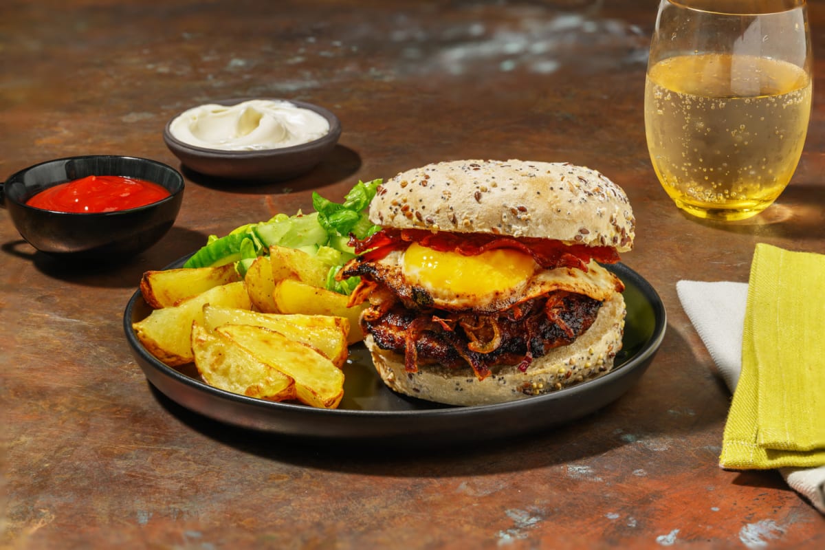 Burger de bœuf, œuf au plat & lard