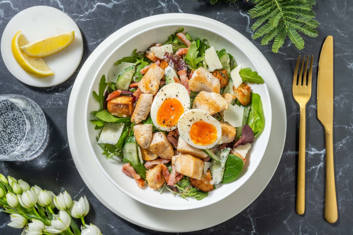 Salade César au poulet, lardons & croûtons