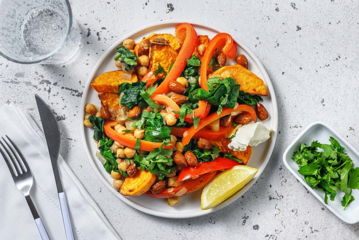 Patate douce rôtie et légumes assaisonnés à l'orientale