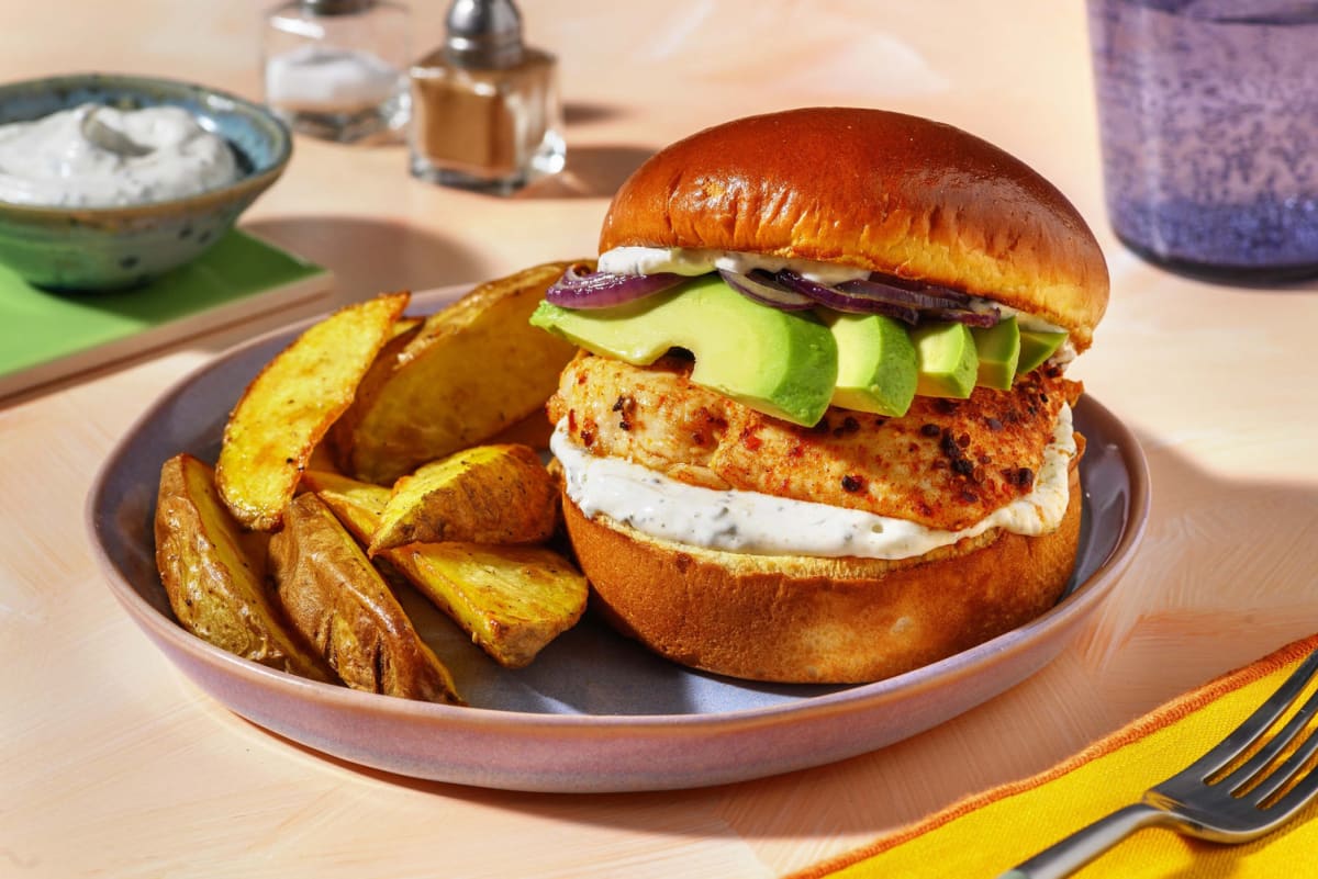 Harissa Chicken Burger! mit Zatar-Dip, Avocado