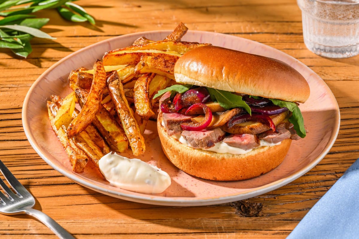 Grillad steak-burgare och pepparaioli 