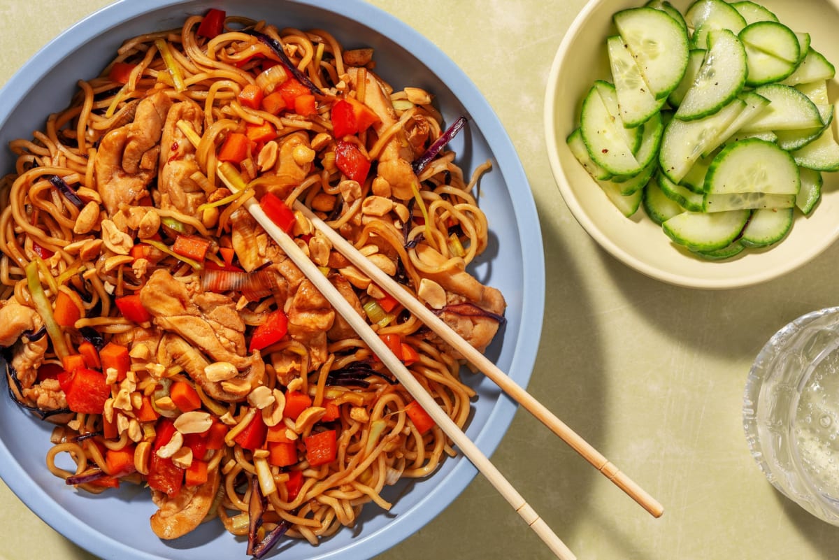 Gewokte noedels met kippendijreepjes in teriyaki