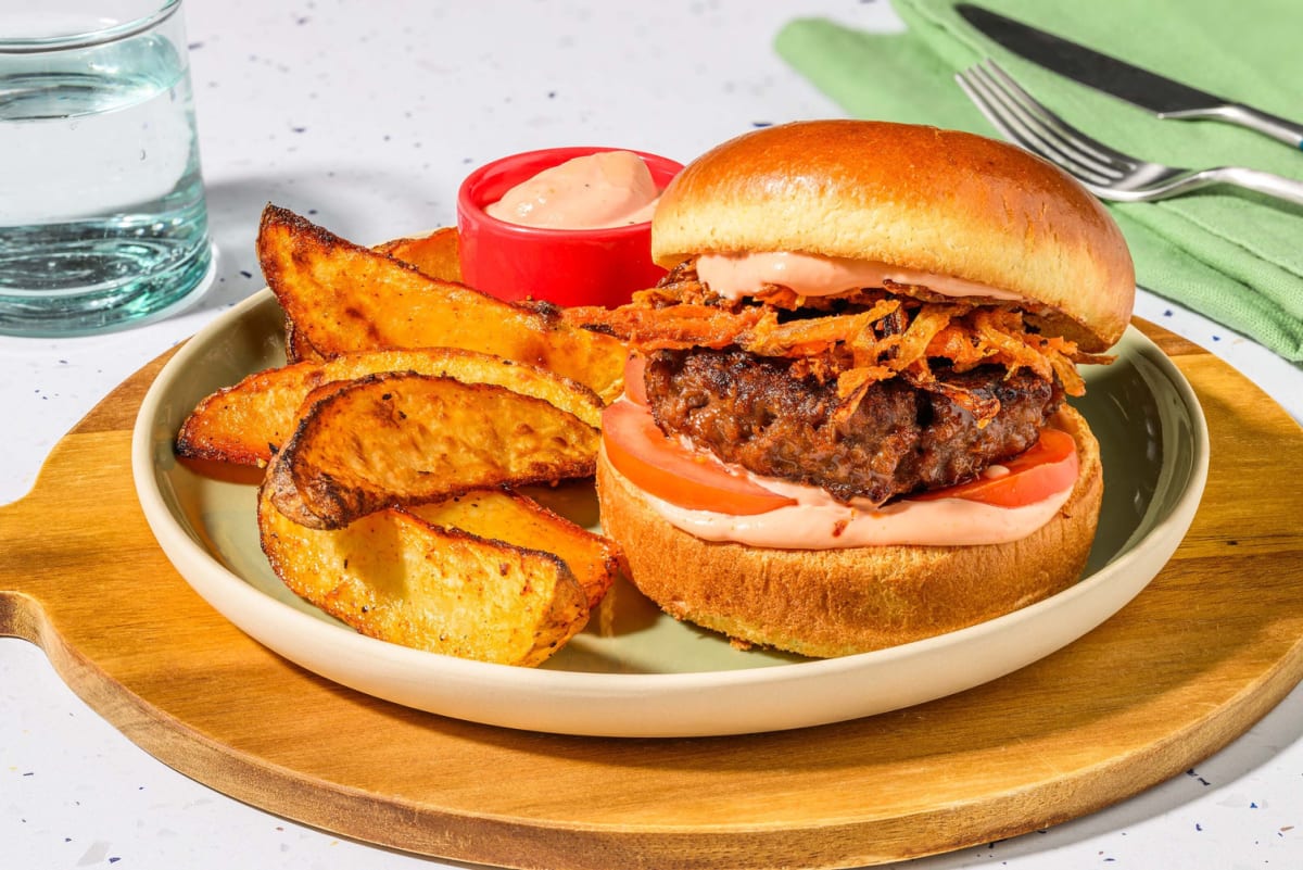 Beyond Burger mit Onion Rings und Tomate