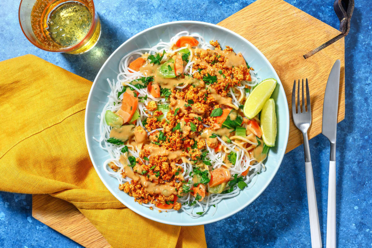 Scharfes Sambal-Satay-Tofu auf Glasnudelsalat 