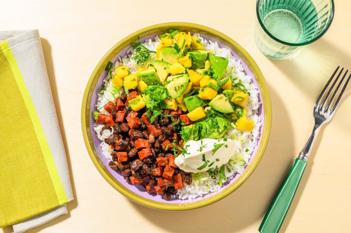 Bunte Burrito-Bowl mit Chorizo