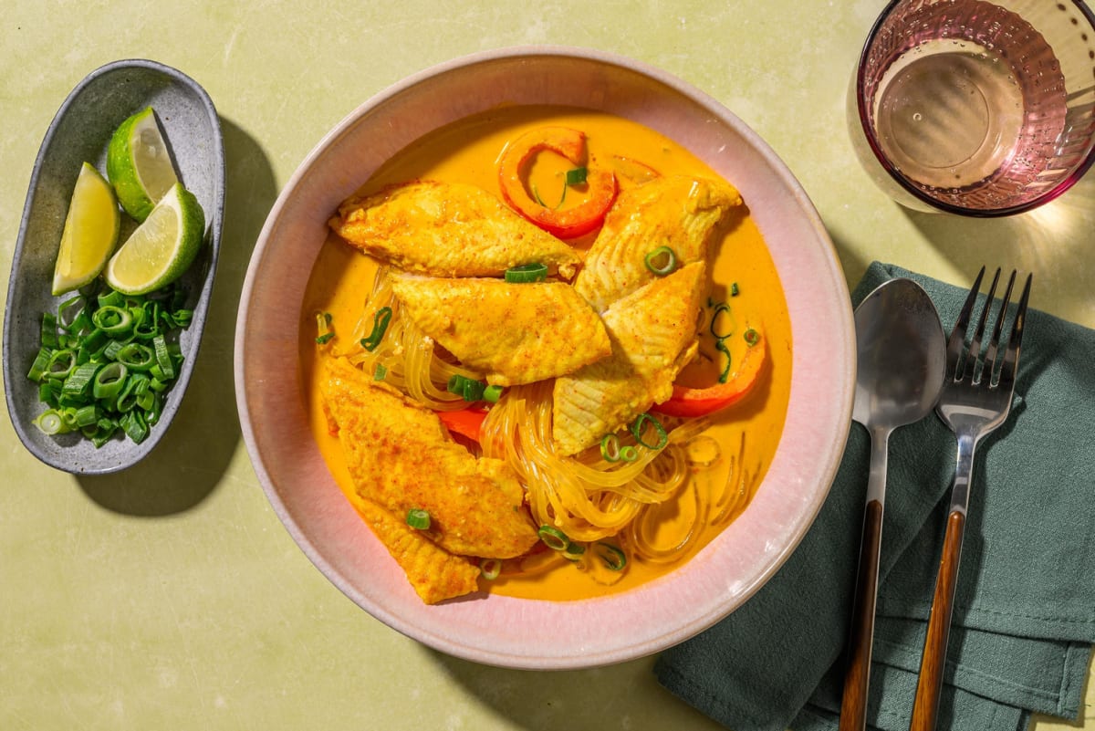 Gelbes Kokos-Curry mit Fisch auf Glasnudeln