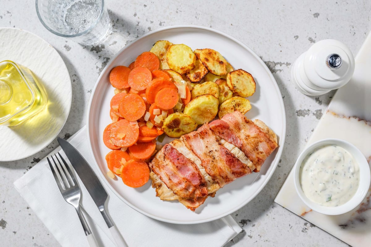 Pangasiusfilet in ontbijtspek met wortelschijfjes