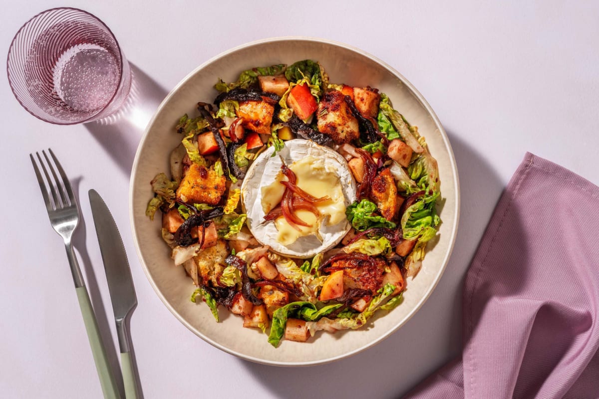 Fruchtiger Brot-Salat mit Ofen-Camembert Rezept | HelloFresh