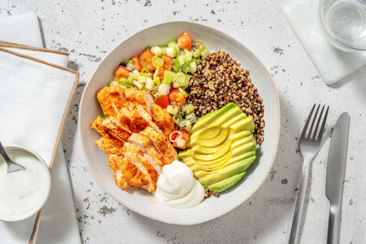 Smoky Chicken Avocado Bowl auf Quinoa Tricolor 