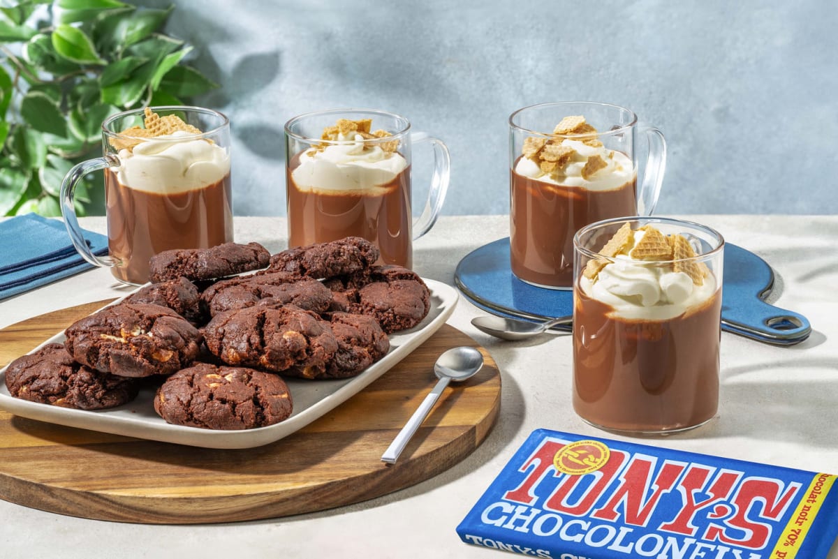 Chocolat chaud Tony's Chocolonely et biscuits au chocolat