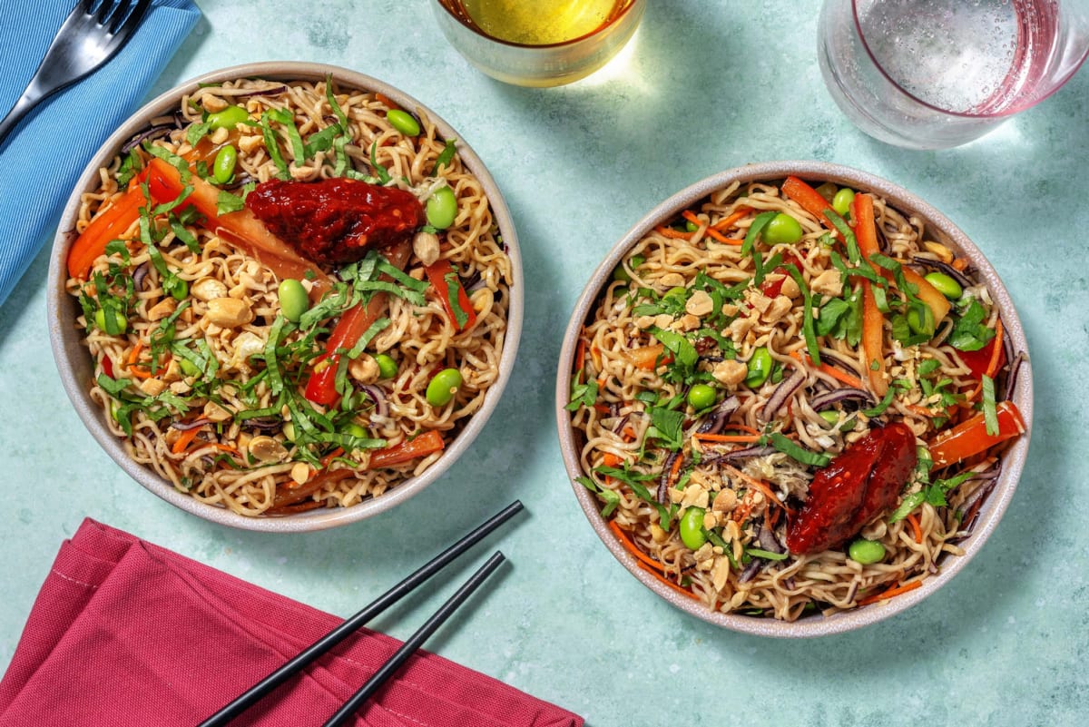 Salade-repas à l'asiatique assaisonnée de sauce soja-miso