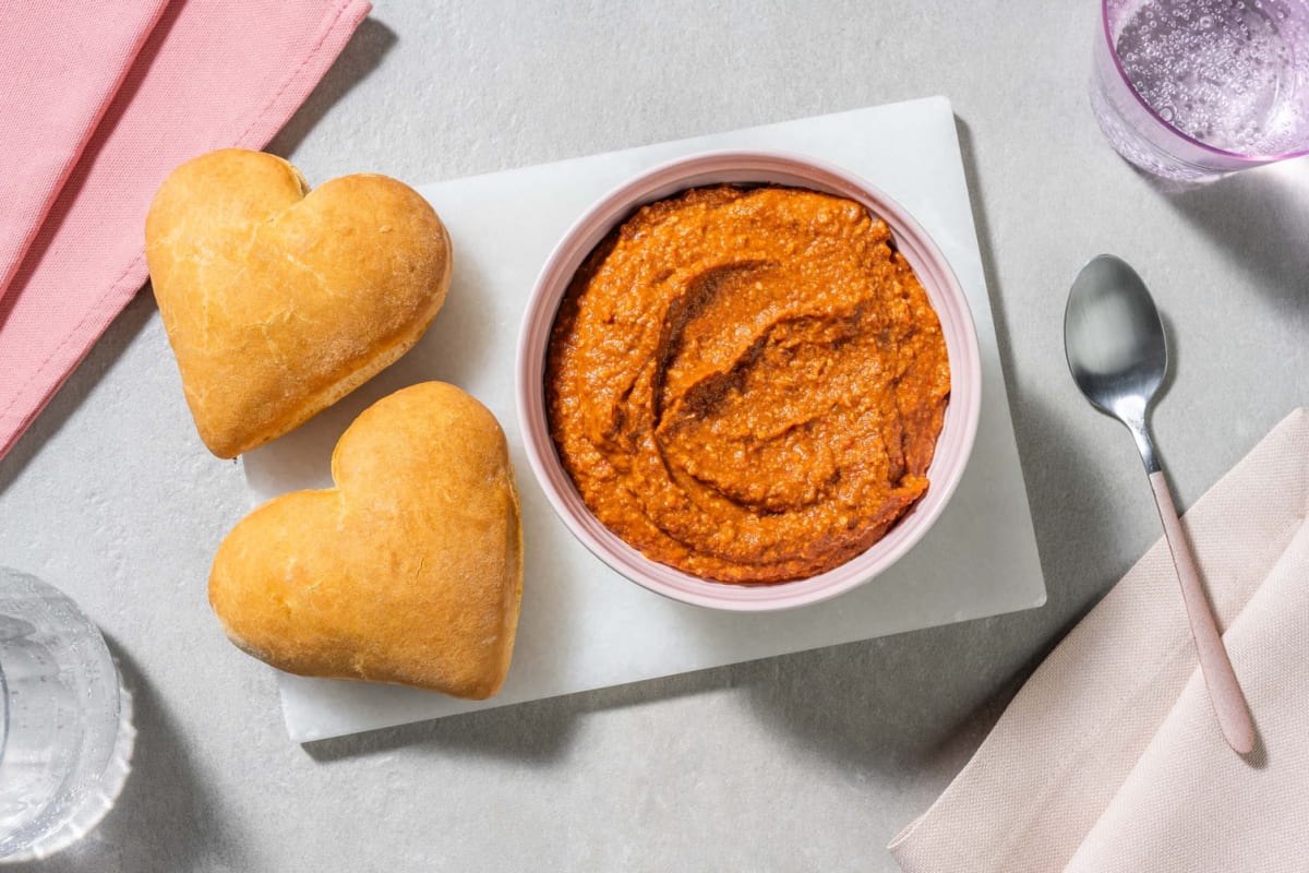 Stokbrood met zelfgemaakte muhammaradip 