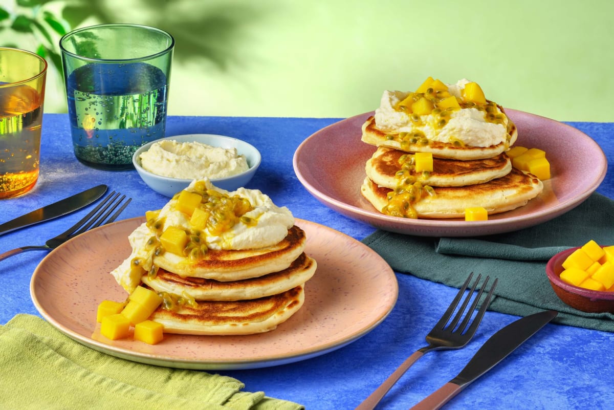 Pancakes garnis de crème fouettée à la mangue