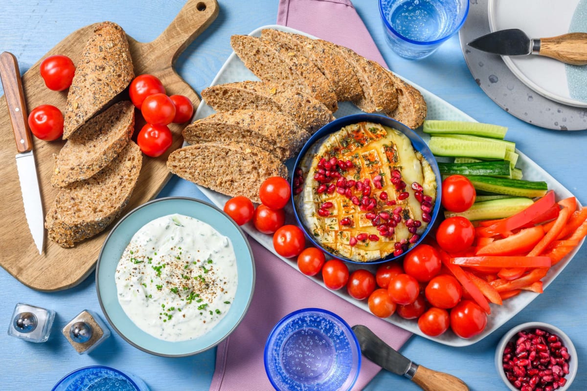 Gebakken camembert met honing, harissa en granaatappel