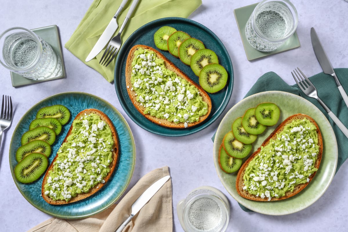 Petit-déjeuner : Tartines avocat & fromage à la grecque