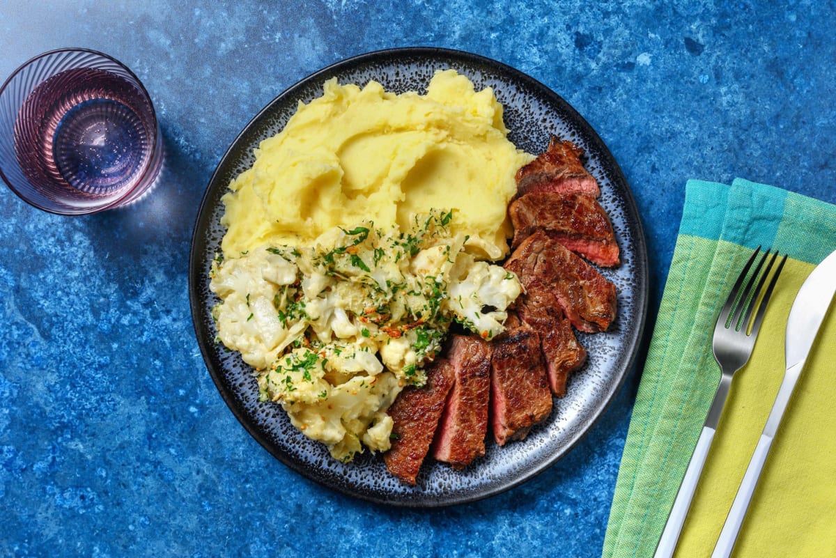 Biefstuk met bloemkool en kaassaus uit de oven