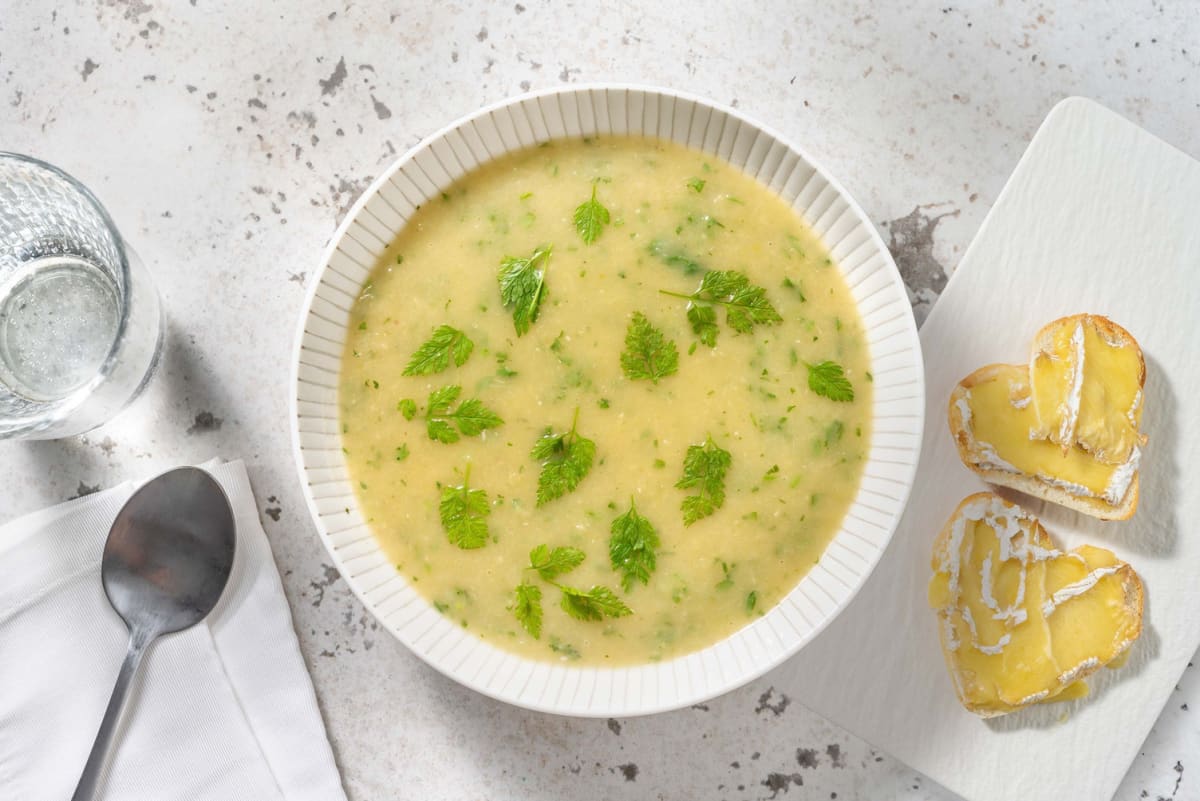 Soupe de cerfeuil pommes de terre et poireau accompagnee d un pain croustillant au camembert fondu