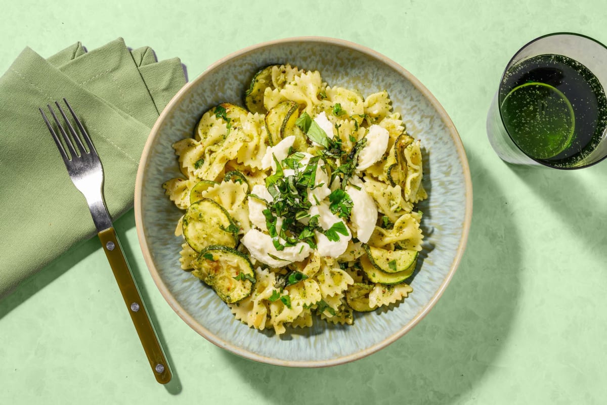 Pâtes au pesto avec courgette et mozzarella