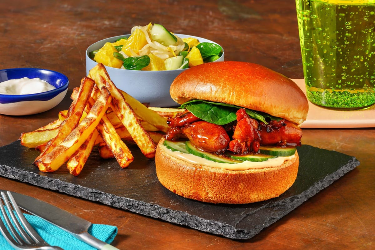 Burger de filet de cuisse de poulet à l'asiatique sur pain brioché