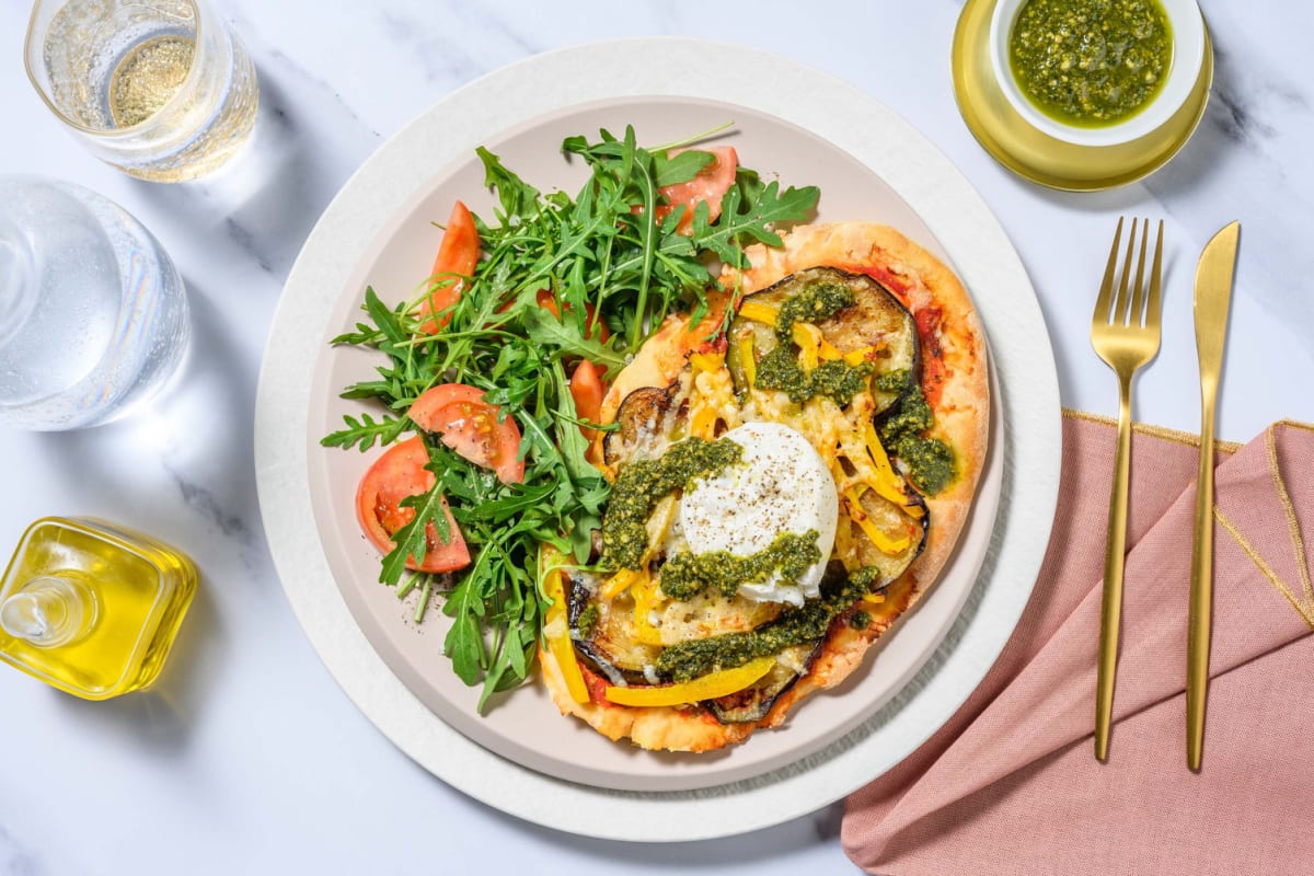 Pizzas sur pain naan garnies d'aubergine et burrata