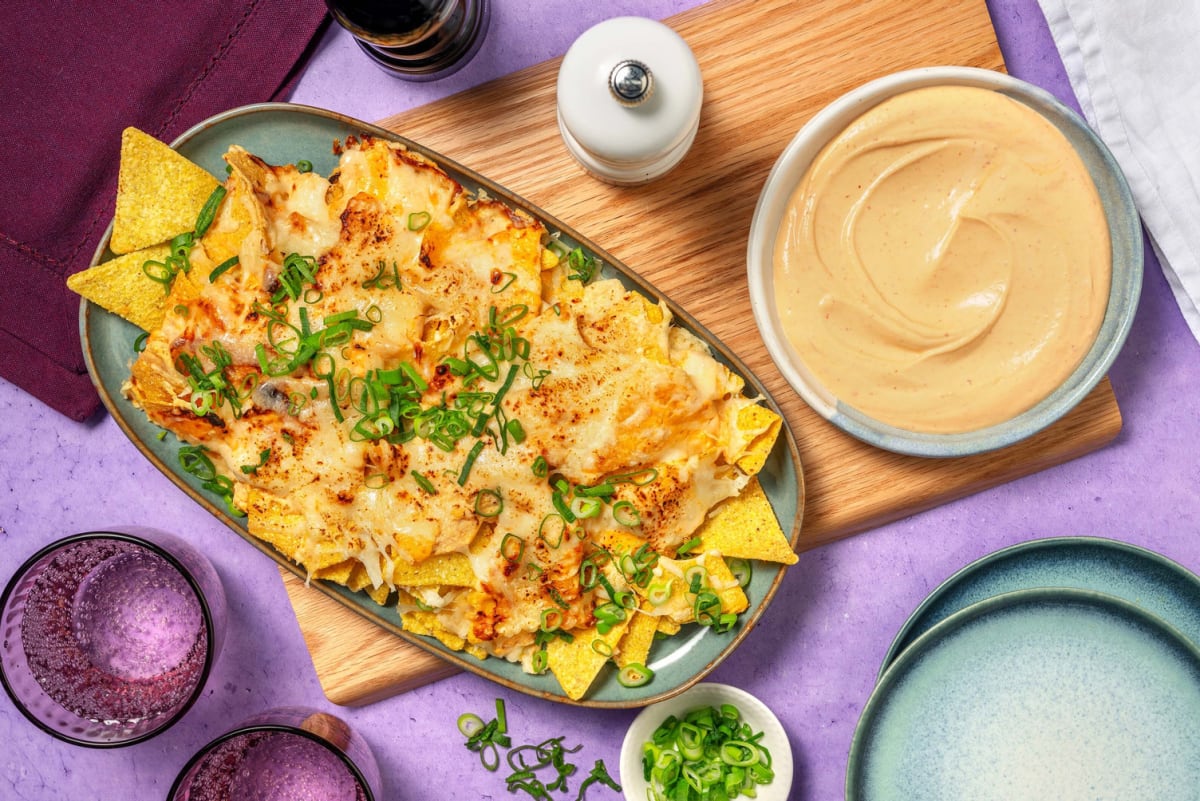 Nacho Bake mit Sriracha-Dip und Käse