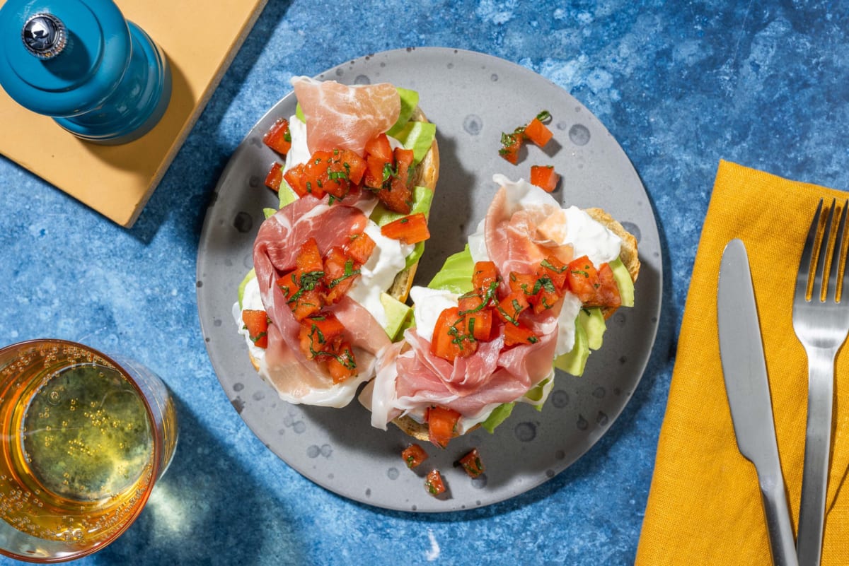 Avocadotoast met serranoham en burrata