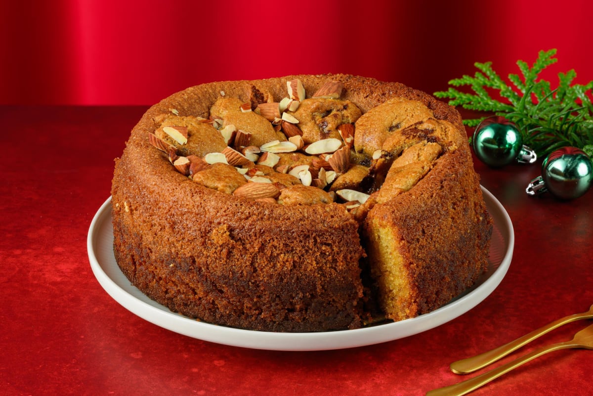 Gingerbread crackle cake