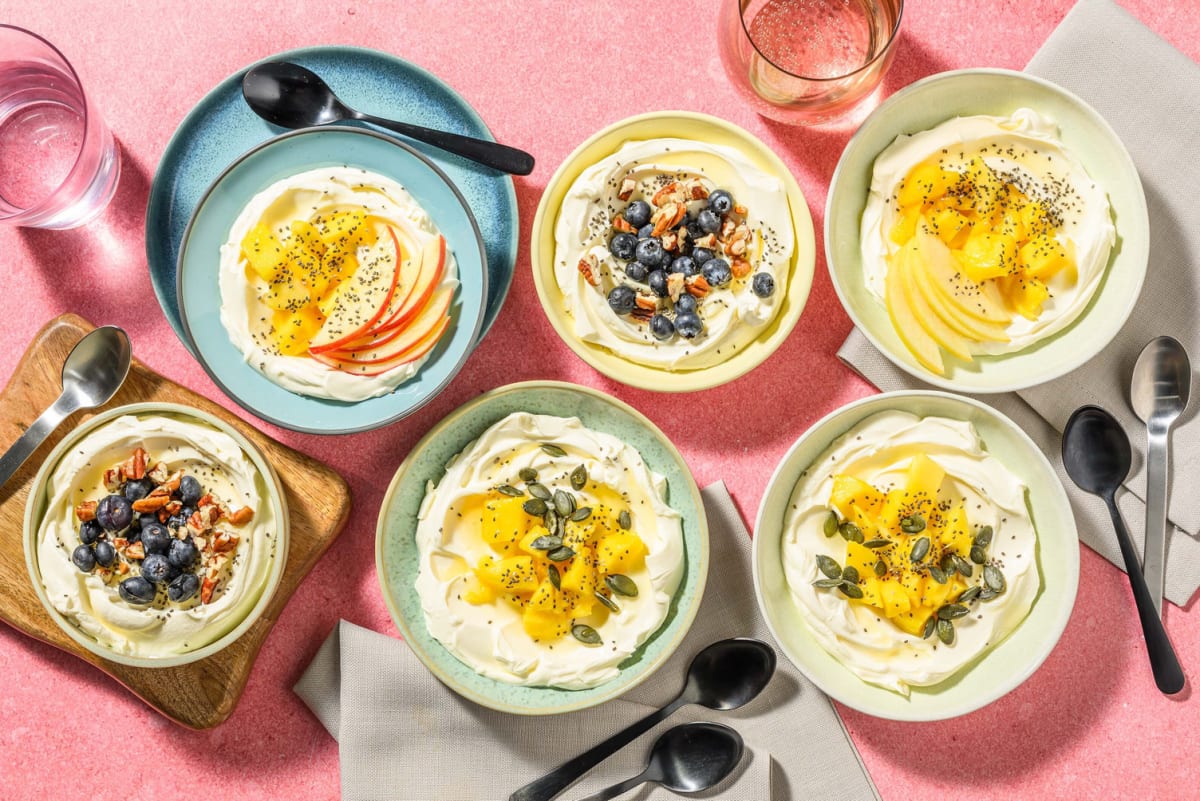 Ontbijtbowls met vers fruit en yoghurt Griekse stijl