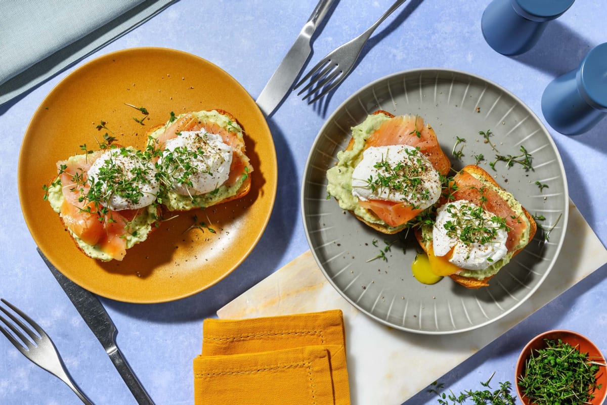 Toast à l'avocat, saumon fumé et œuf poché