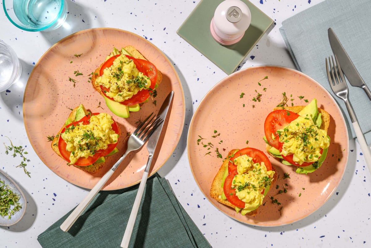 Toasts d'avocat aux œufs brouillés