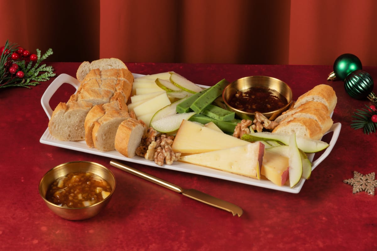 Festliche Käseplatte mit Feigen-Relish & Apfel-Brandy-Chutney