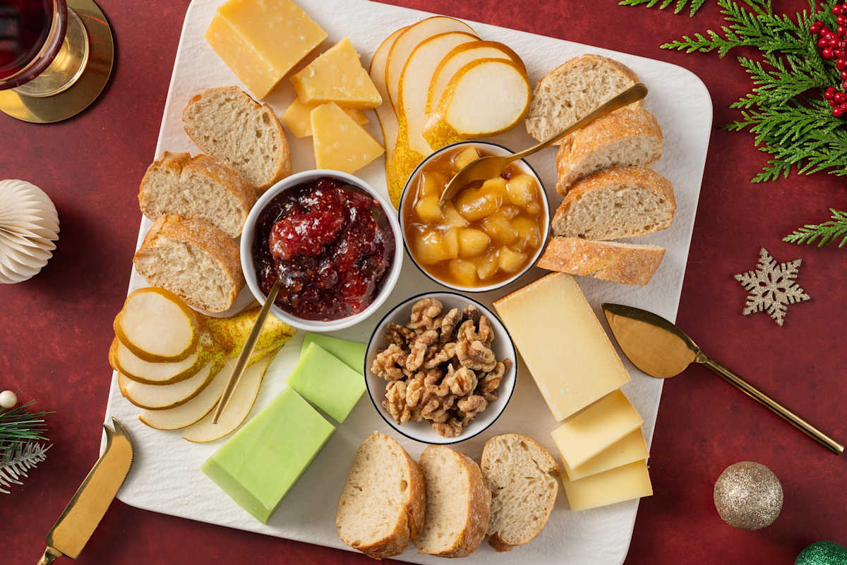 Festliche Käseplatte mit Feigen-Relish & Apfel-Brandy-Chutney