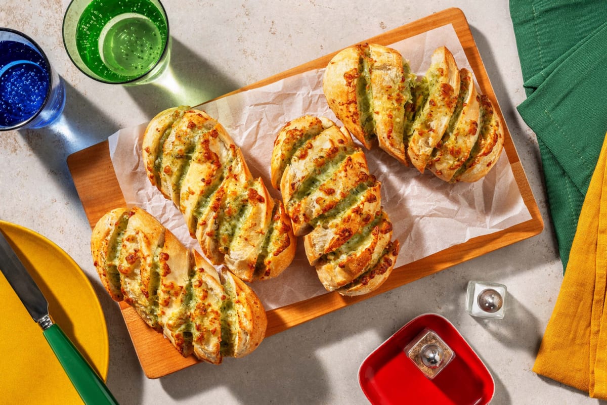 Zelfgemaakt knoflookbrood met kaas en pesto als extra