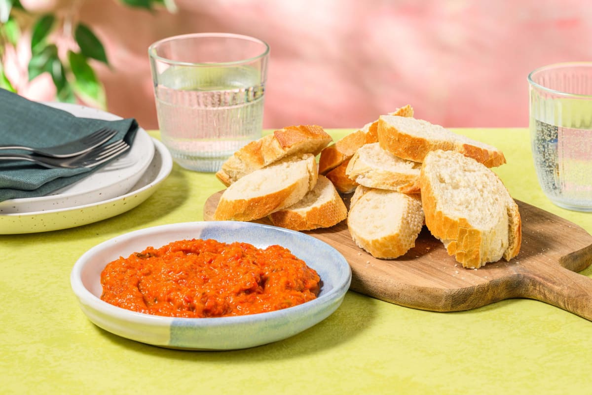 Stokbrood met zelfgemaakte muhammaradip 