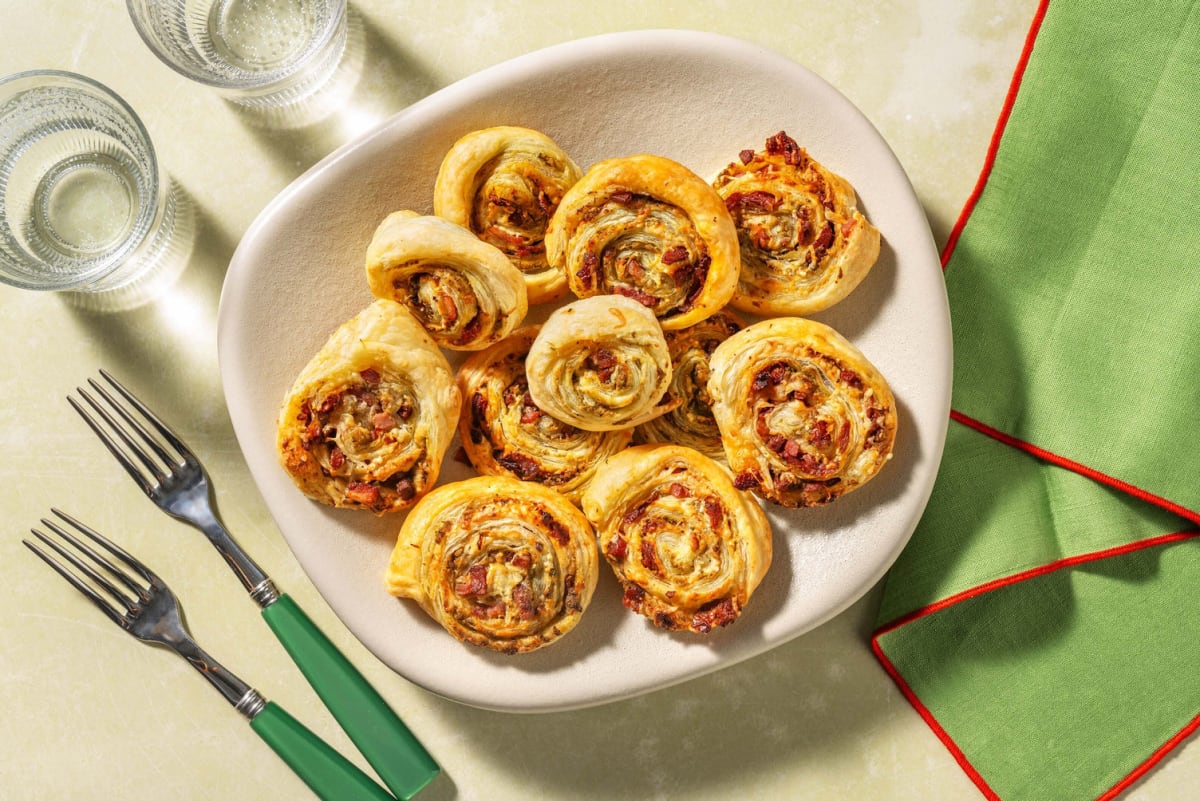 Bladerdeeghapjes met spek, cheddar en pesto