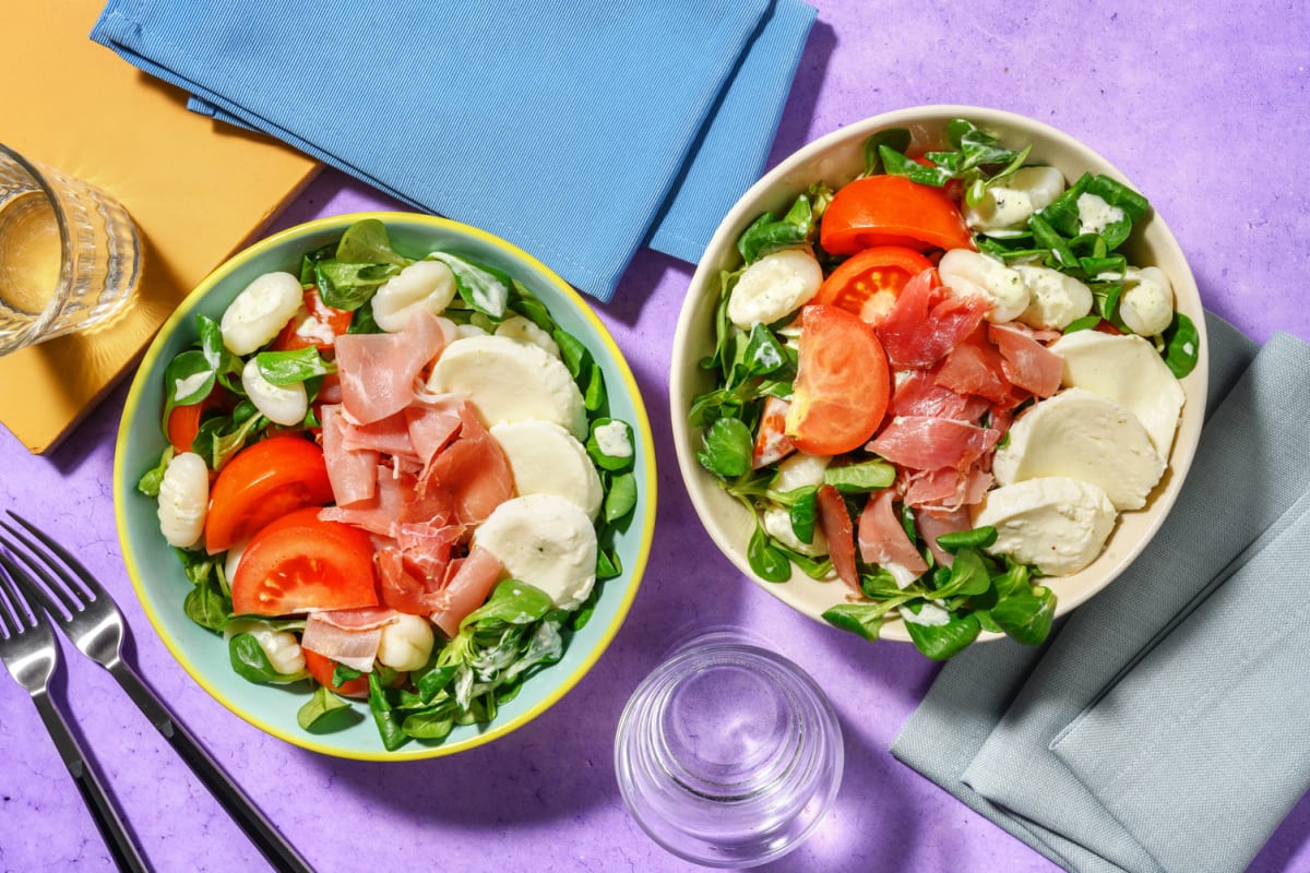 Salade tiède : gnocchi, mozza & jambon