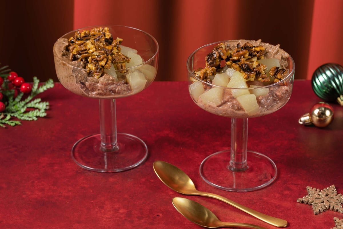 Schokomousse mit Birne Helene und Pekan-Crunch