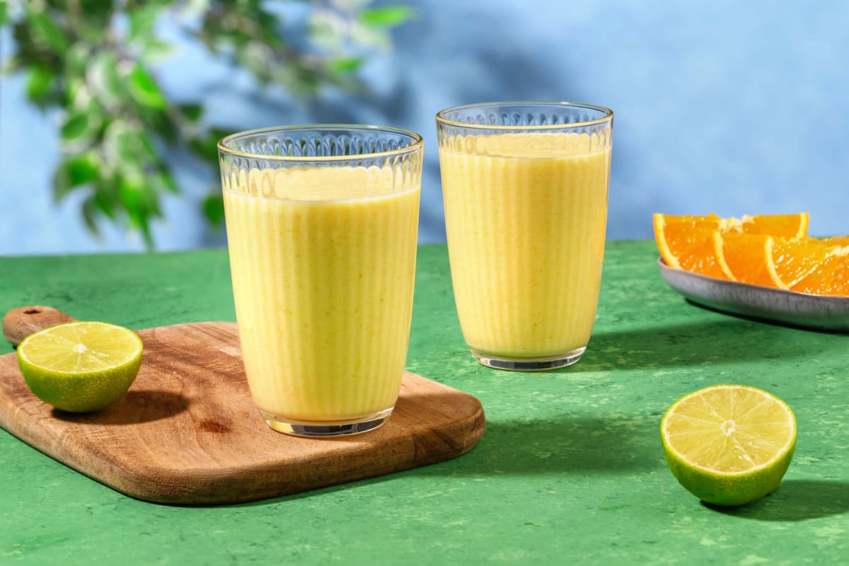 Selbstgemachter tropischer Smoothie mit Mango