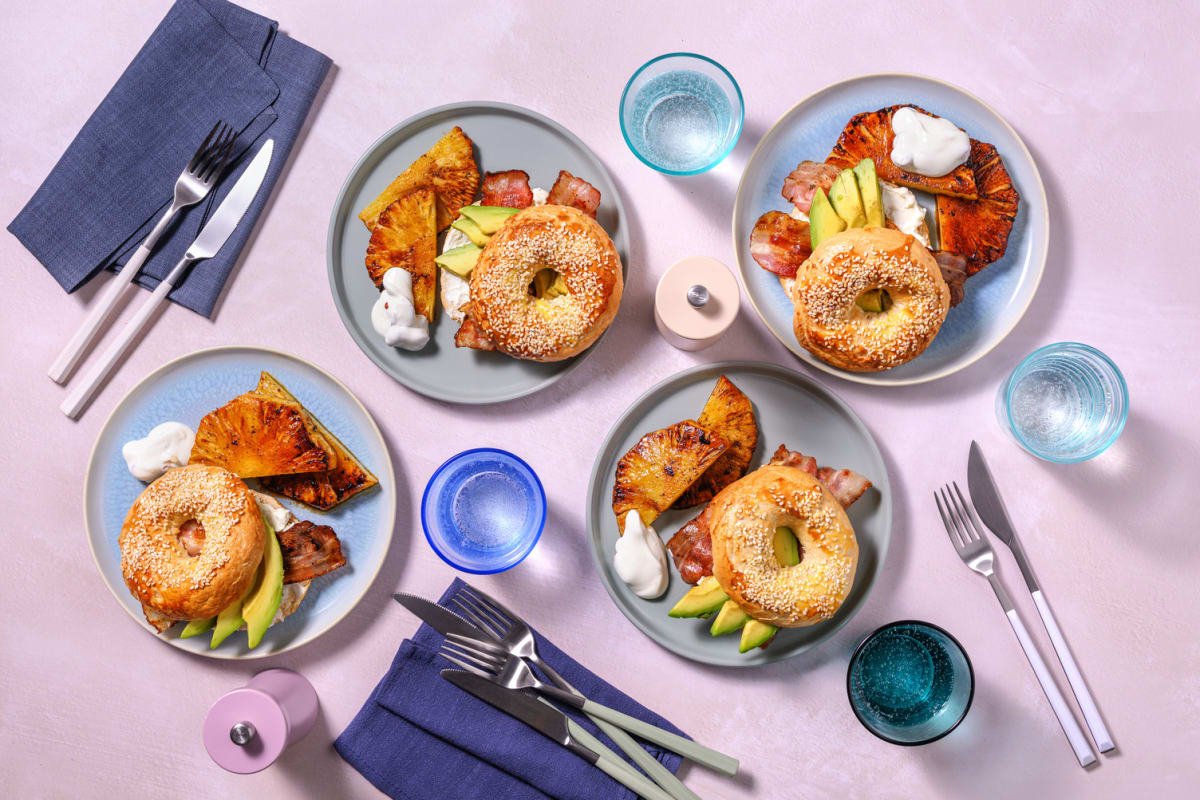 Bagel al bacon, avocado e formaggio fresco