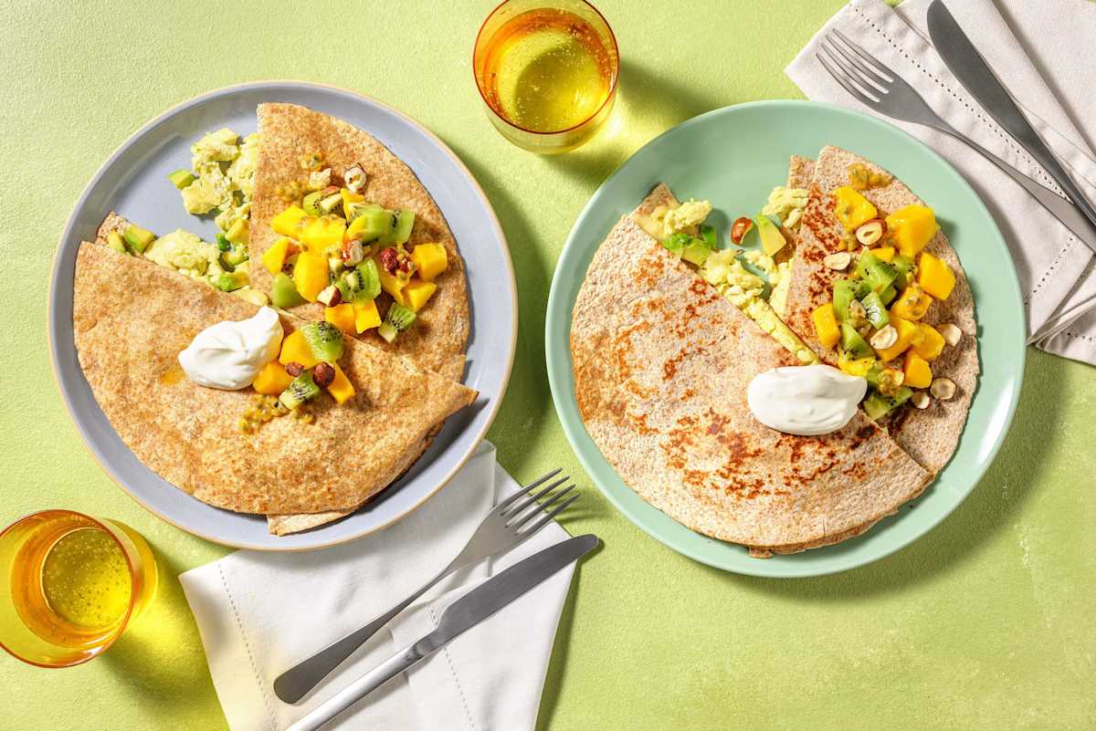 Breakfast quesadillas di uova strapazzate e avocado